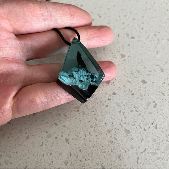 Resin Mountain Wolf Pendant for Man, Outdoor Fashion Jewelry - Picture 9 of 11